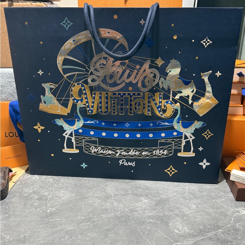 Louis Vuitton xmas ๐ 2024 Set Shopping Bag and Box - Picture 3 of 15